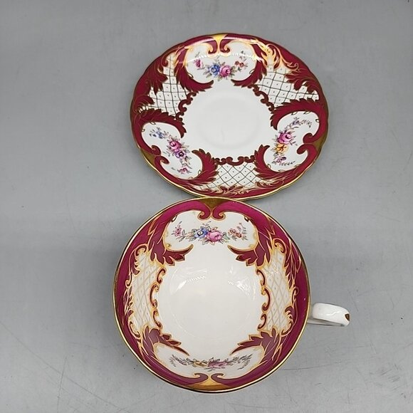 Vintage Royal Chelsea Roses medallion Bone China Tea Cup & Saucer Set England - Picture 4 of 8